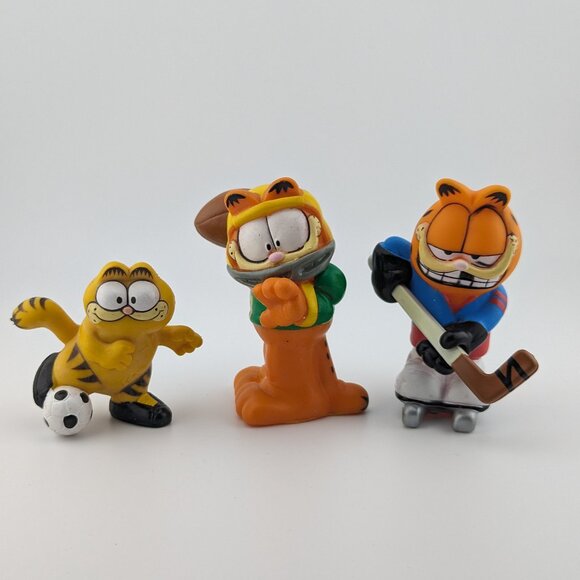 3 vintage Garfield sport figures - Soccer - Football - Hockey - Picture 1 of 7